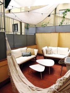 A seating area at Stunning Apt 5min Walk to Duomo