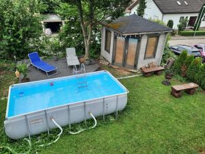 Der Swimmingpool an oder in der Nähe von Dörrs vacation home with pool and garden