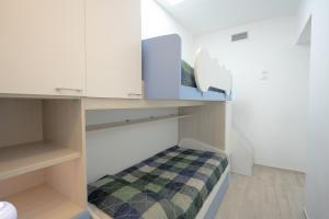 Camera piccola con letto e mensola di Il Topazio a Vasto