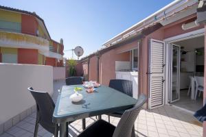 un patio con tavolo e sedie su un balcone di Il Topazio a Vasto