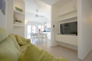 un soggiorno con divano e TV a schermo piatto di Il Topazio a Vasto