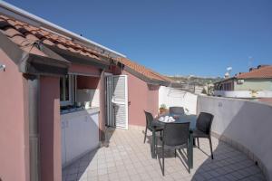 un patio con tavolo e sedie su un balcone di Il Topazio a Vasto