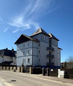 加茨比亚格拉Niebieski Domek - Gościmy tylko Dzieci z Rodzicami - u nas dzieci to VIPy!的街边的一栋大楼