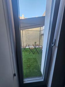 an open window with a view of a yard at Habitación individual en Gante in Ghent
