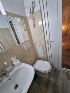 Bilik mandi di Golden Studio- Panoramic View with Terrace