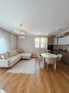 una sala de estar con un sofá y una mesa en Arya Apartment Oradea, en Oradea