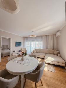 una sala de estar con una mesa y un sofá en Arya Apartment Oradea, en Oradea