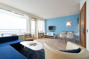 un soggiorno con un divano e un tavolo di Ferienpark Sierksdorf App 746 - Strandlage a Sierksdorf