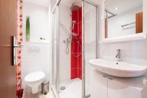 un bagno con lavandino, WC e doccia di Ferienpark Sierksdorf App 746 - Strandlage a Sierksdorf Altre 12 foto