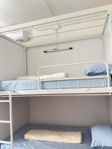 Una cama o camas en una habitación de JC home 刘 先 生