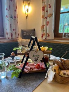 Jedlo v ubytovaní bed & breakfast alebo blízkom okolí