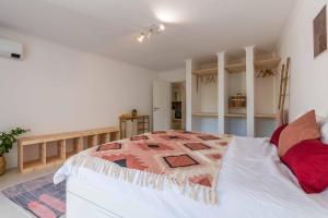 een slaapkamer met een groot bed in een kamer bij Lemon House - 400m from the Beach - Wifi in Albufeira