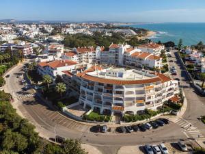 een luchtfoto van een gebouw in een stad bij Lemon House - 400m from the Beach - Wifi in Albufeira