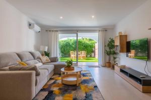 een woonkamer met een bank en een tafel bij Lemon House - 400m from the Beach - Wifi in Albufeira