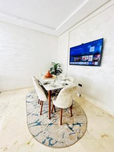 a dining room with a table and chairs at Charmant Appartement 2 Room Wifi Marrakech in Marrakesh