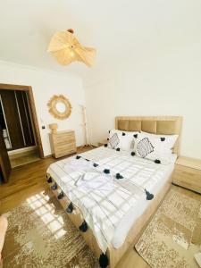 a bedroom with a large bed in a room at Charmant Appartement 2 Room Wifi Marrakech in Marrakesh
