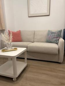a living room with a couch and a coffee table at Appartement Saint-Pierre TOULOUSE hyper centre ville in Toulouse