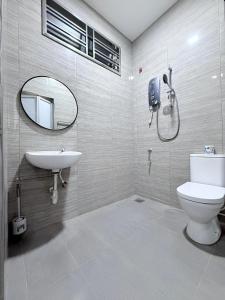 Ένα μπάνιο στο Happinezzmo HomeStay Mutiara Rini +10 φωτογραφίες