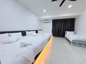 Ένα ή περισσότερα κρεβάτια σε δωμάτιο στο Happinezzmo HomeStay Mutiara Rini