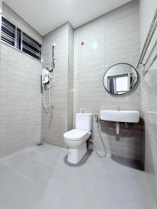 Ένα μπάνιο στο Happinezzmo HomeStay Mutiara Rini