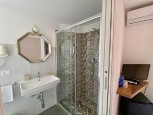 Um banheiro em Hotel Villino Gallodoro