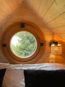 a round window in a room with a bed at Tiny Housse à la campagne in Sarrians