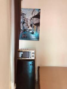 モンバサにあるStudio House Bandari Villas Mombasaの電子レンジ、冷蔵庫が備わる客室です。 +2枚の写真