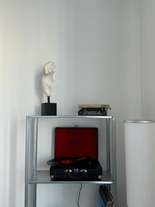 Televisyen dan/atau pusat hiburan di Ozas Cozy Studio apartment