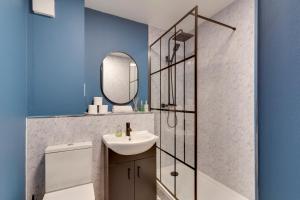 une salle de bain avec un lavabo et un miroir dans l'établissement Pass the Keys Renovated Sunny Home Pass the Keys, à Cambridge 34 autres photos