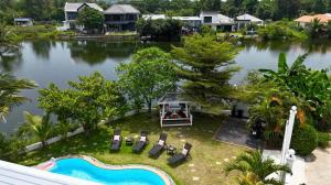 an aerial view of a house with a swimming pool at Villa Nature Tropicale Lac au Centre Ville de Koh Samui Chaweng in Koh Samui