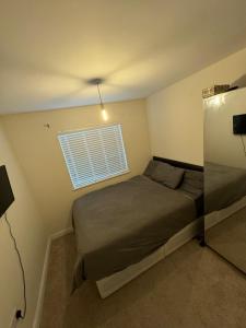 een kleine slaapkamer met een bed en een raam bij Cozy Room in Bute House in Manchester