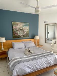En eller flere senge i et værelse på Umhlanga 2 bedroom with seaview