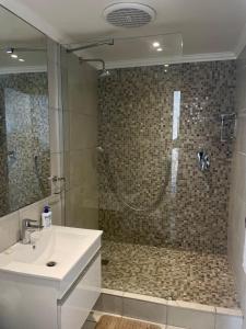 Et badeværelse på Umhlanga 2 bedroom with seaview