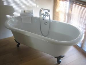 A bathroom at Streamcombe Farm 