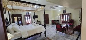 プシュカルにあるUmaid Mahal Palaceのベッドルーム(天蓋付きベッド1台付)、リビングルーム +32枚の写真