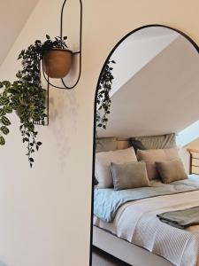 Camera con letto e specchio di Elegantes Loft mit 2 Etagen im Königsviertel a Dresda Altre 8 foto