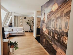 un soggiorno con un grande dipinto sul muro di Elegantes Loft mit 2 Etagen im Königsviertel a Dresda