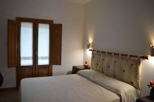 カルデードゥにあるAgriturismo S'Orgiolaのベッドルーム1室(白いベッド1台、窓2つ付)