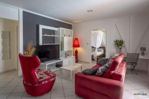 TV a/nebo společenská místnost v ubytování Villa An ti kwen paradi 3 chambres avec piscine et vue mer