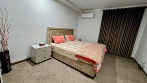 Un pat sau paturi într-o cameră la Lyallpur Galleria Mall Apartment, 2 BHK, 2 Bedroom with Living Room, Basement Parking, 24x7 Security +44 fotografii