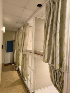 Rúm í herbergi á BIKA Hostel and Dorm