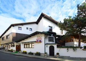 un edificio blanco al costado de una calle en Royal Suite in Villa No 16, en Bratislava