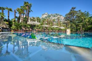 Bazén v ubytovaní Parc Hotel Flora S alebo v jeho blízkosti