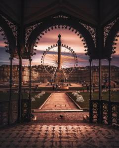 Blick auf ein Riesenrad bei Sonnenuntergang in der Unterkunft Exclusive Apartments Stuttgart - Gablenberg in Stuttgart