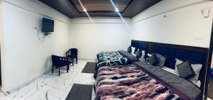 Katil atau katil-katil dalam bilik di New Hotel Mahadev