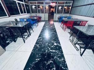 Restoran atau tempat lain untuk makan di New Hotel Mahadev