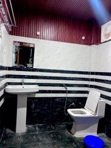 Bilik mandi di New Hotel Mahadev
