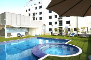 Πισίνα στο ή κοντά στο Grandeur Hotel Al Barsha