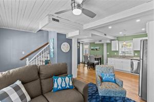 a living room with a couch and a kitchen at Portsmouth Beach cottage in Portsmouth