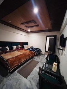 Katil atau katil-katil dalam bilik di New Hotel Mahadev